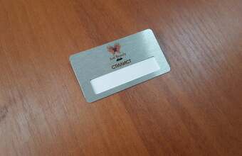 металический бейджик с окном для стилиста