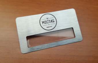 бейдж серебрянного цвета с логотипом